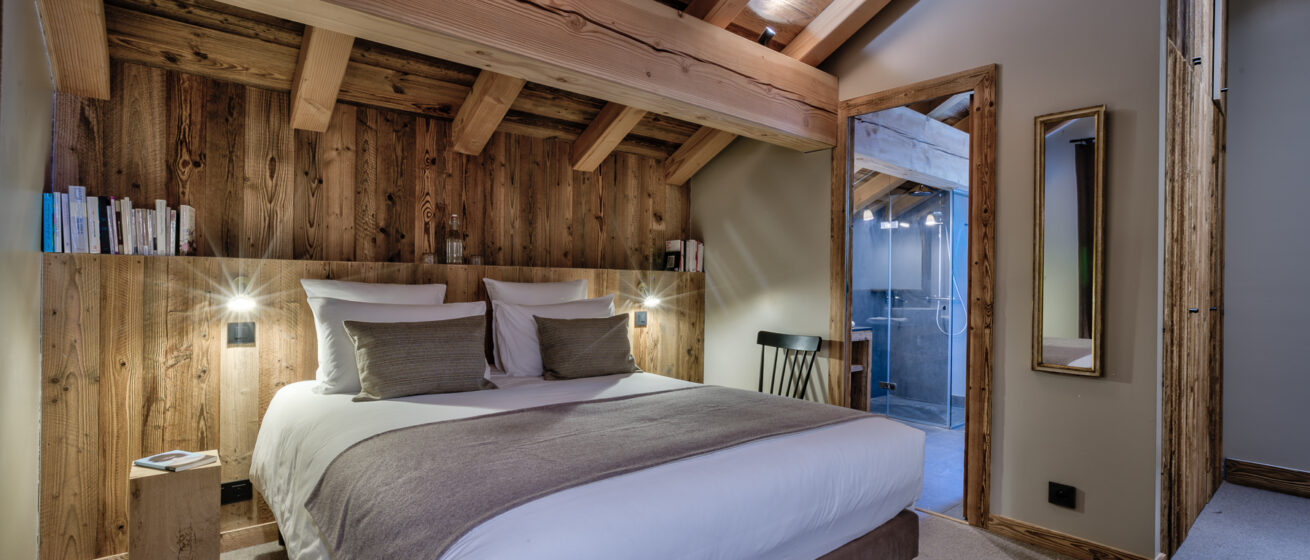 Chalet Bergeronnette, Meribel - double bedroom with en suite bathroom